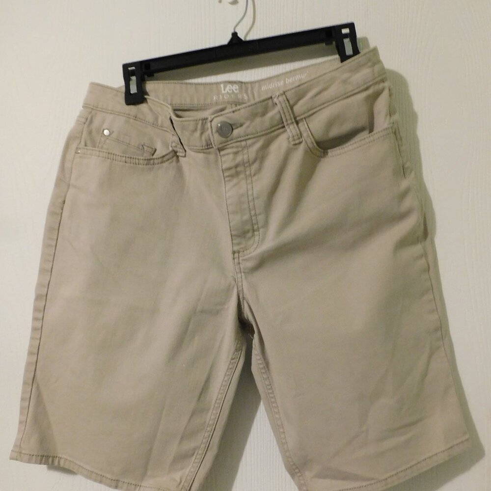 Womens Lee Midrise Burmudas  Size 12M